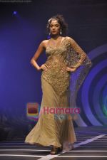 Model walks the ramp for Rina Dhaka Show on day 4 of HDIL on 9th Oct 2010 (29).JPG